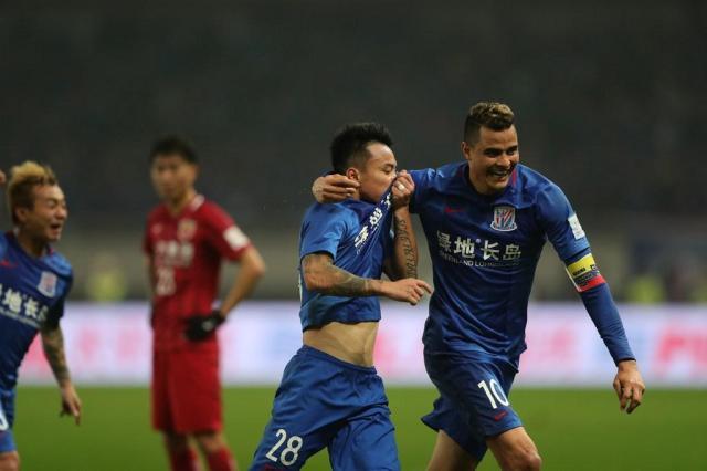 爱游戏游戏平台-吴曦加盟申花拥有三核中场 国足队长坐哪把交椅？