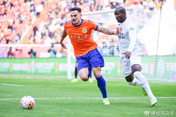 爱游戏娱乐-泰山队捡到宝，阿尔瓦罗连场惊艳发挥，成后防定海神针，堪称中超顶级|新赛季|京鲁大战|佩德罗-阿尔瓦罗|山东泰山|中超联赛_新浪体育_新浪新闻